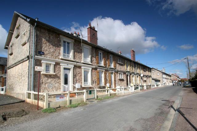 Maisons de mineurs dans une rue de Potigny, Calvados, FRance