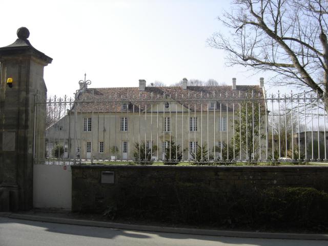 Manoir du XVIIIè siècle , le fronton central est percé d'un oeil de boeuf