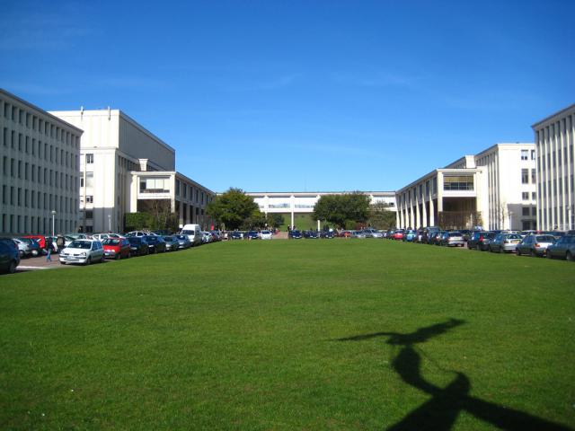 Grande esplanade du campus 1 de Caen (université de Caen)