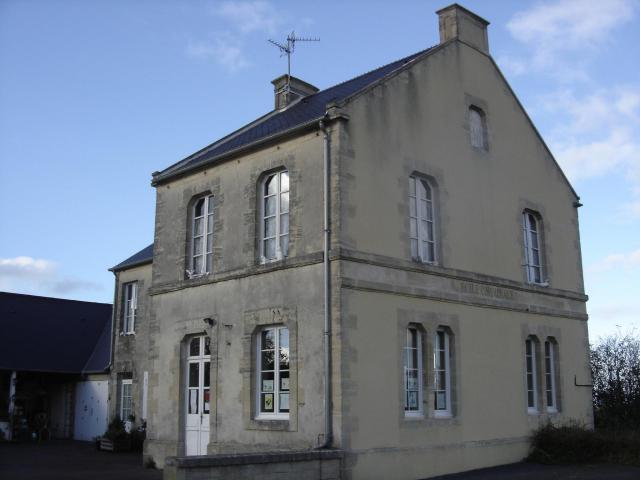 mairie de Tracy-sur-Mer. Construite vers le milieu du XIXè siècle à usage de mairie et école primaire