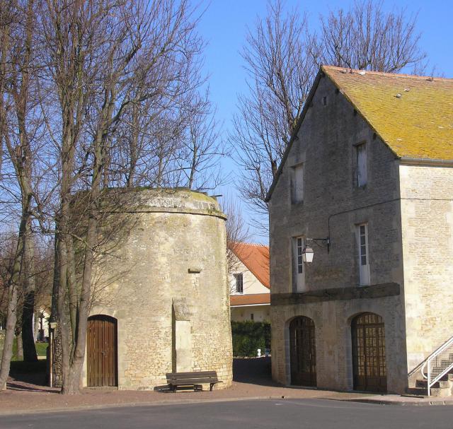 Cambes-en-Plaine (Normandie, France). Le colombier, Place de l'Amitié.