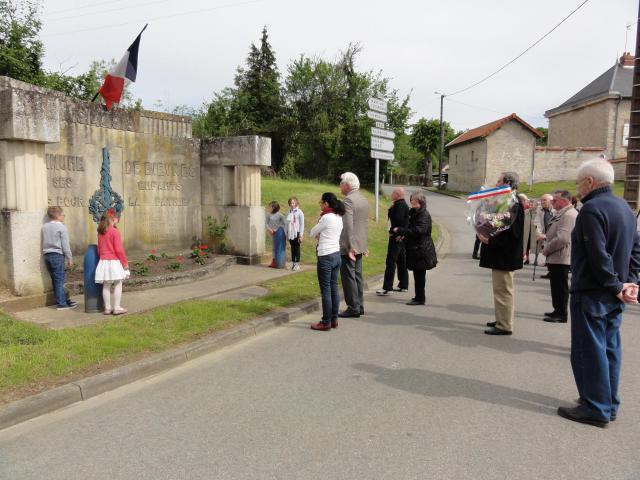 Bièvres (Aisne) Cérémonie commémorative 70e, 8 mai 2015. Receuillement devant le monument