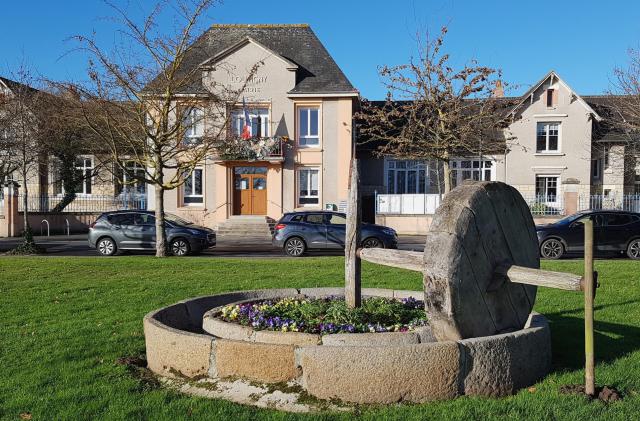 Mairie de Louvigny (département du Calvados). Vieux pressoir à pommes.