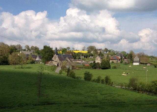 Vue sur le bourg de La Chapelle-Engerbold depuis la route de Vassy.
