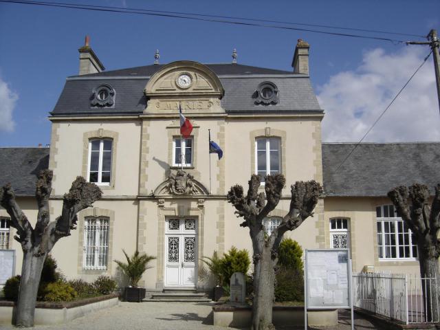 Autrefois mairie, école et bureau de poste ce bâtiment inauguré en 1894 est encore en 2012 mairie et école