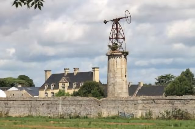 Ancienne éolienne tour de pompage et château de la Motte