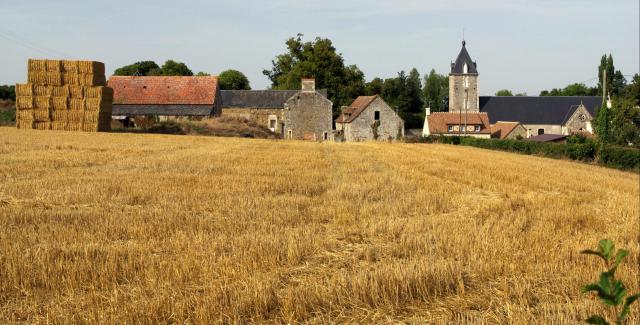 Partie du village et son église.