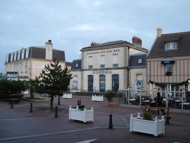 Ancienne gare de Courseulles-sur-Mer (Calvados, France), reconvertie en cinéma