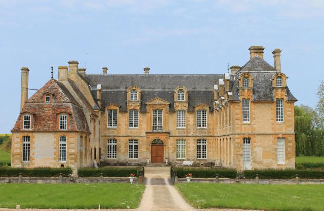 Château de Carel du XVIe avec toits à la Mansart à Saint-Pierre-sur-Dives (Calvados)
