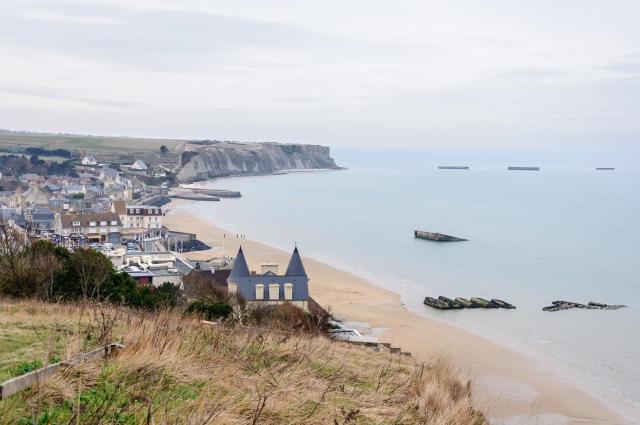 Arromanches-les-Bains, avec les vestiges du port artificiel Mulberry dans la baie(Calvados, Basse-Normandie, France).
