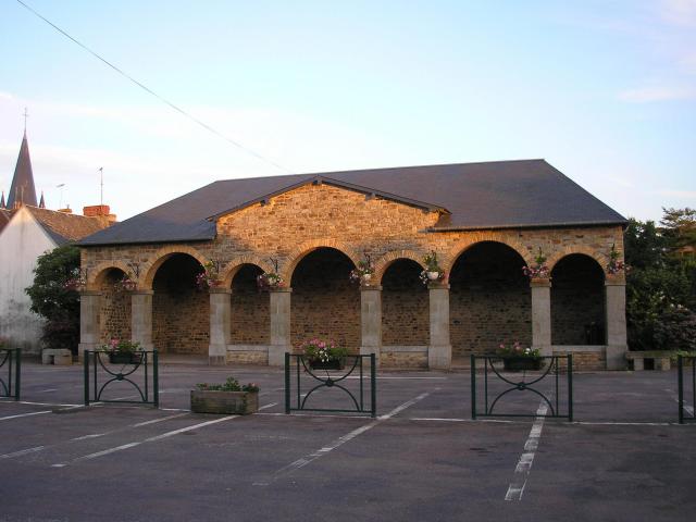 Saint-Martin-des-Besaces (Normandie, France). La halle.
