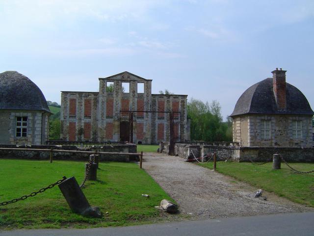 Façade du château de fr:Thury-Harcourt dans le Calvados en fr:France. 2005. Cevenol2