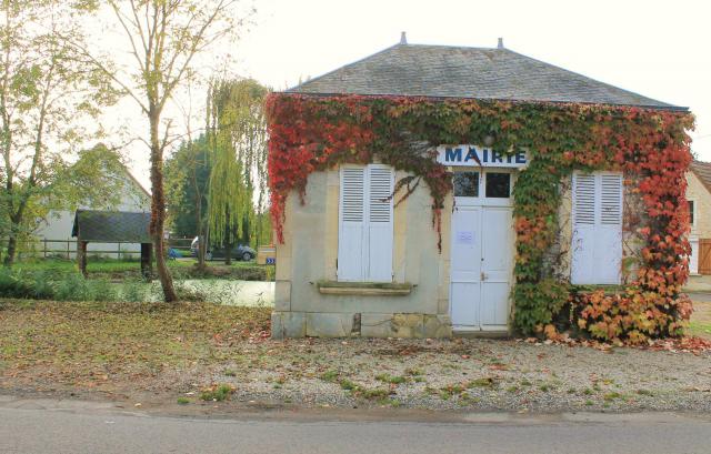 Mairie et lavoir de Saint-Pierre-du-Jonquet (Calvados)