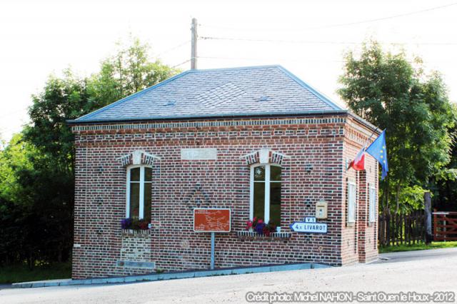 Mairie de Saint-Ouen-Le-Houx et une partie du presbitère