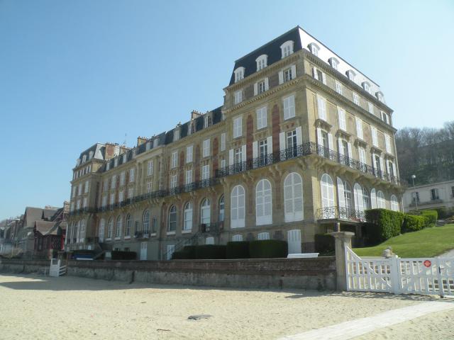 L'hôtel des Roches Noires à Trouville-sur-Mer, vu de la plage.