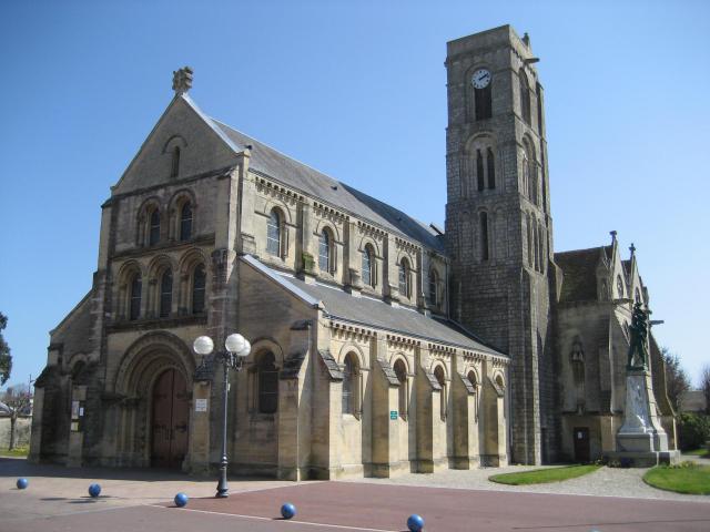 Église Saint-Pierre de Lion-sur-Mer dont le clocher est classé monument historique depuis 1913.