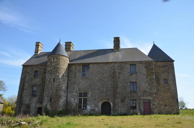 Château médiéval de la Cour de Bas, à Bures-les-Monts.