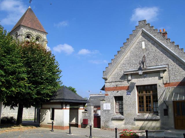 Berzy-le-Sec (Aisne, France) - La mairie et le clocher de l'église. . .