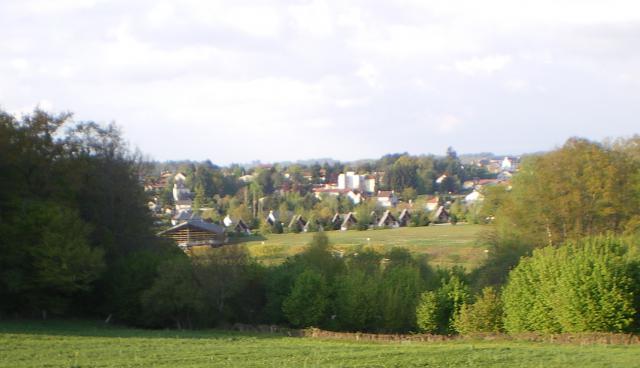 Chalets et centre de remise en forme près du plan d'eau, Le Rouget, Cantal, France