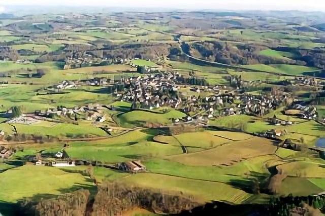 Le Rouget. Au loin, Saint Mamet la Salvetat.