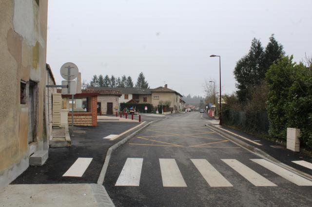Rue principale à Chanoz-Châtenay.