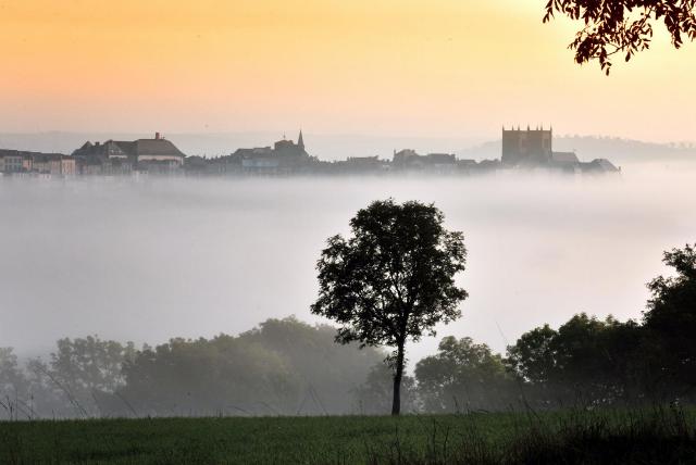 Saint-Flour, "ville haute", entourée par la brume matinale