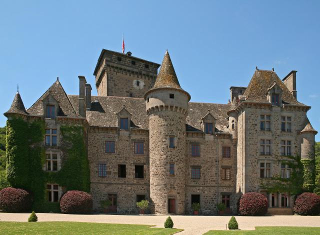 La façade du Château de Pesteils, sur la commune de Polminhac, dans le Cantal (France).