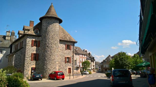 Pleaux, maison du XVIIème siècle avec une tour.
