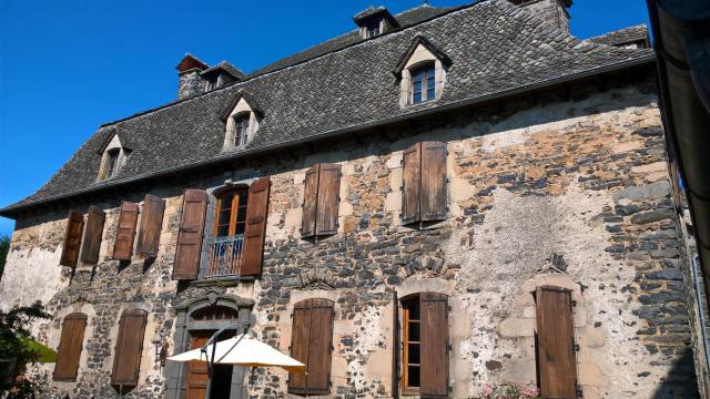 Pleaux, maison du XVIIIème siècle avec un toit à 4 pentes couvert de lauzes.