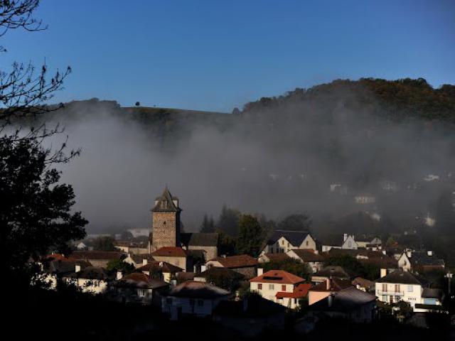 Saint-Simon (voir à partir de Route de l'Estive), Cantal, Auvergne, France