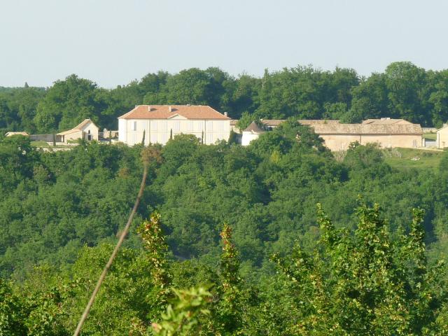 Logis de Frégeneuil (Soyaux, Charente, France) surplombant la vallée de l'Anguienne, vu depuis la route de Villebois-Lavalette à Angoulême