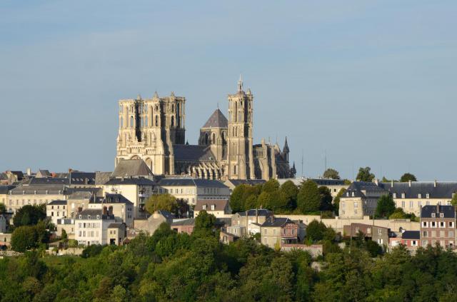 La cathédrale de Laon, (Aisne, France) vue depuis la branche sud ouest de la ville haute.