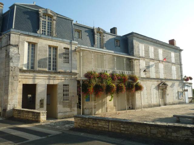 mairie de Fléac (16), France