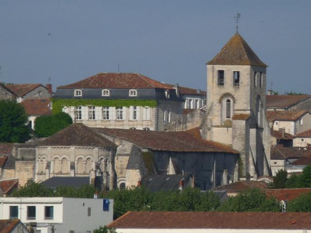 Eglise St-Mathias vue de l'hôpital de Barbezieux, Charente, France