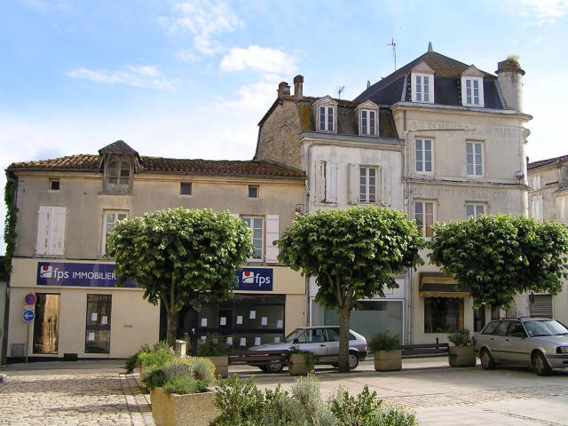 place de l'église à Barbezieux