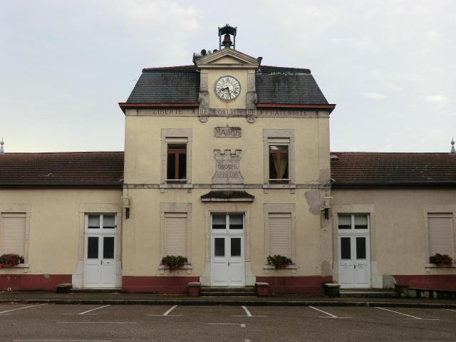 Ancienne maire-école de Bourg-Saint-Christophe (1892).