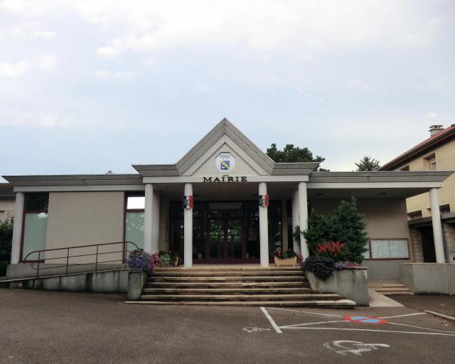Nouvelle mairie de Bourg-Saint-Christophe datant de 1992.