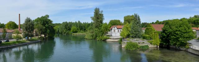 Vue de la Charente vers l'Île de la Reine depuis le Pont-Neuf, Cognac, Charente, France.