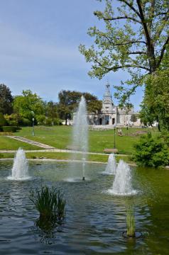 Bassin et jets d'eau, parc de l'hôtel de ville de, Cognac, Charente, France.