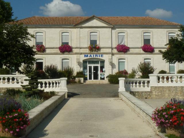 mairie de Mornac (16), France
