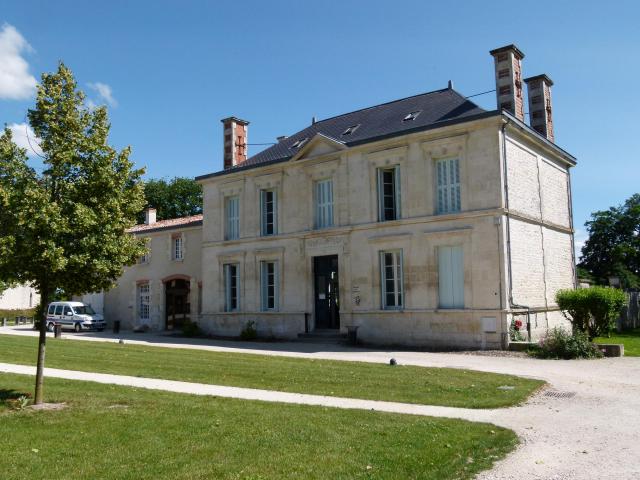 L'ancien presbytère de Surgères, qui est situé à l'intérieur de l'enceinte fortifiée du château de Surgères, a été transformé en Maison de…