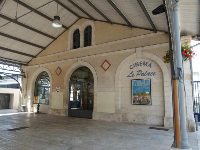 Le cinéma de Surgères est situé dans la place des Halles