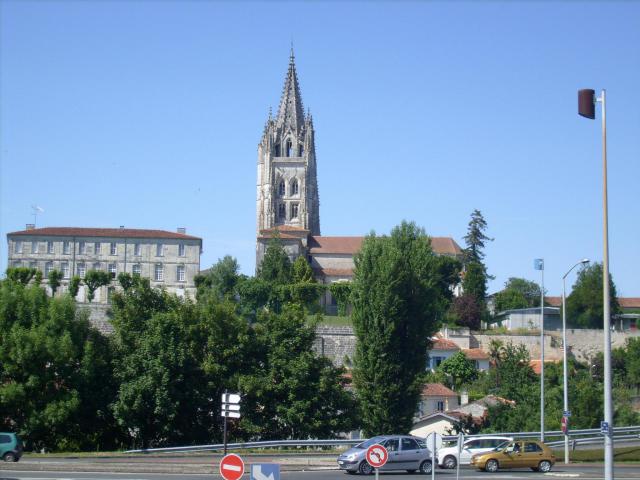 La basilique Saint-Eutrope vue depuis la rue de la Maladrerie
