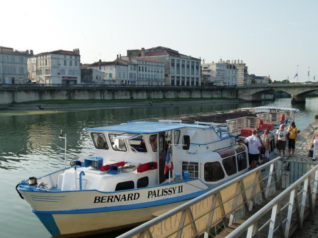 Le bateau-mouche "Bernard Palissy II" à quai à Saintes.