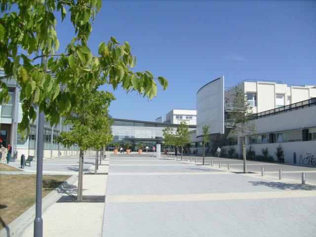 Le CHS (Centre hospitalier de Saintonge) à Saintes. Esplanade devant le hall principal.
