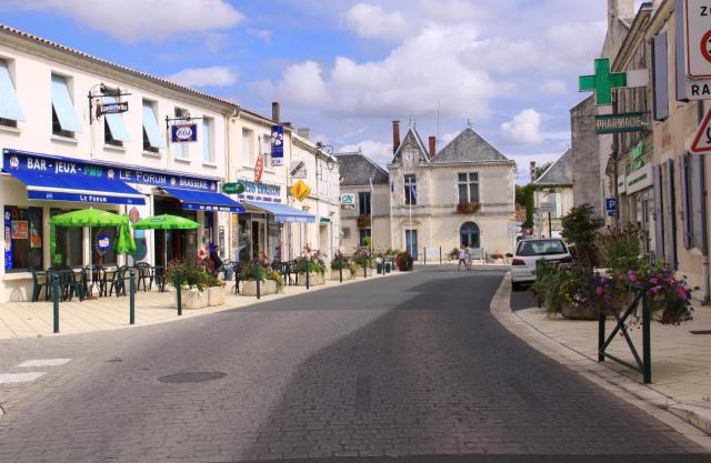 La rue de la République, le centre de l' agglomération et en arrière plan la mairie. Saint-Xandre (Communauté d' Agglomération de La Rochelle), Charente Maritime, France.