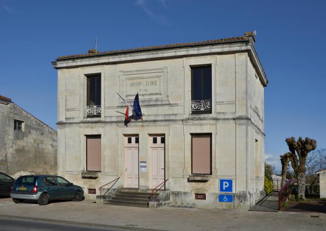 Façade de la mairie de Thénac, Charente-Maritime, France.