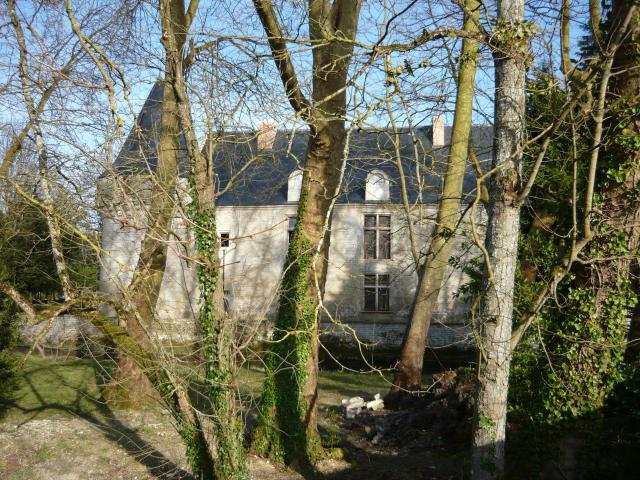 Le château Renaissance de Dampierre-sur-Boutonne sur son îlot arboré entouré par les eaux de la Boutonne.
