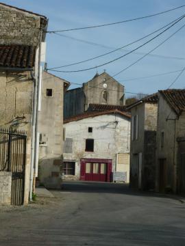 L'église de Dampierre-sur-Boutonne vue depuis la place du château