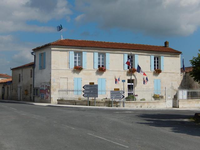 La mairie de Berneuil (Charente-Maritime, France).